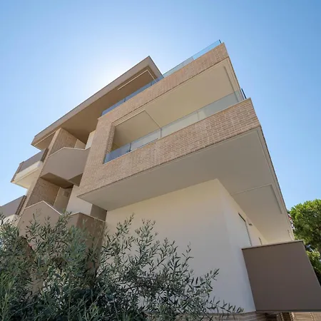 Leomare Aparthotel 4*