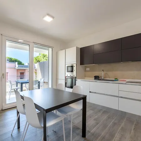 Leomare Aparthotel 4*