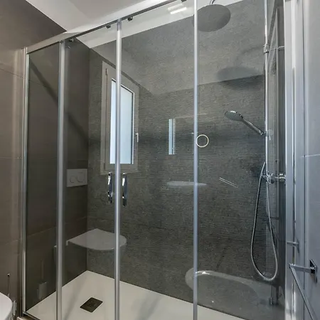 Leomare Aparthotel 4*